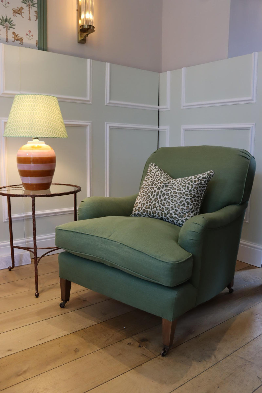 https://a.1stdibscdn.com/susan-osbourne-gainsborough-armchair-in-green-linen-howard-style-for-sale-picture-3/f_107472/f_47907782/Susan_Osbourne_Gainsborough_Chair_1765282208358_master.JPG
