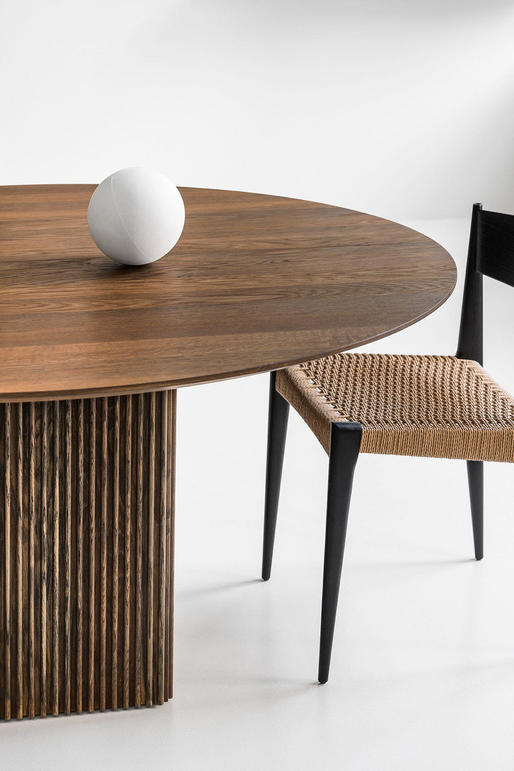 https://a.1stdibscdn.com/customizable-round-dining-table-ten-more-sizes-more-wood-finishes-for-sale-picture-3/f_31233/f_231337821616860840500/TEN_TABLE_ROUND_150cm_smoked_oak_with_PIA_II10_LOW_master.jpg
