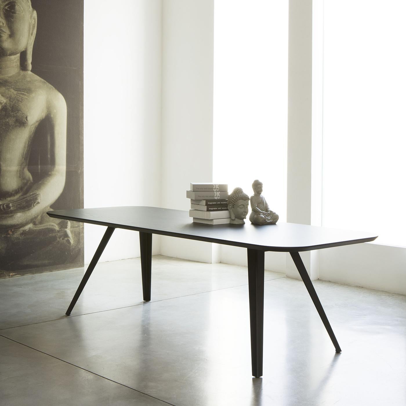 https://a.1stdibscdn.com/amy-met-black-dining-table-for-sale-picture-3/f_17062/f_169731621574351542414/TRABVI_100_B20191115_7_azc428_master.jpg