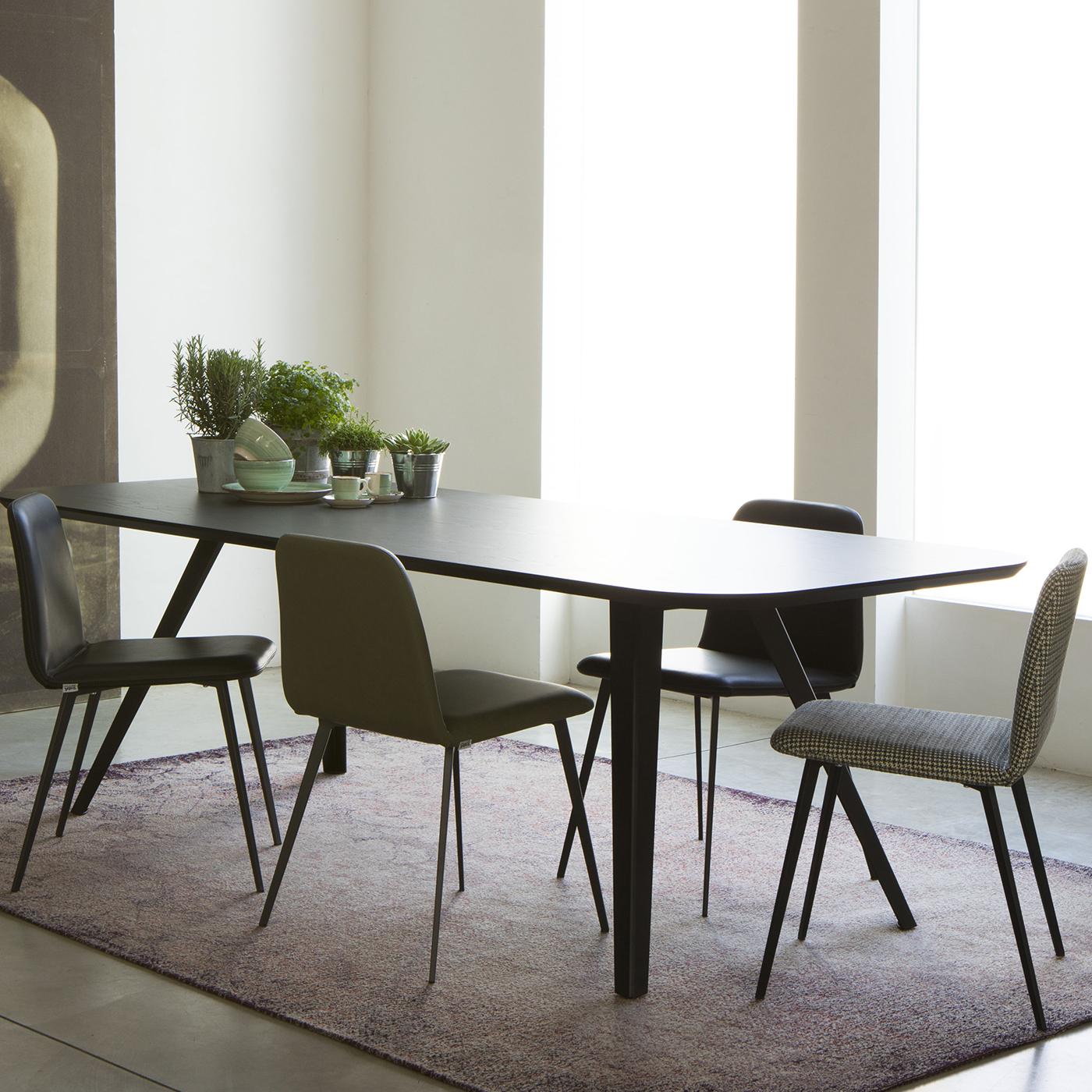https://a.1stdibscdn.com/amy-met-black-dining-table-for-sale-picture-4/f_17062/f_169731621574351546443/TRABVI_100_C20191115_7_3bzynw_master.jpg