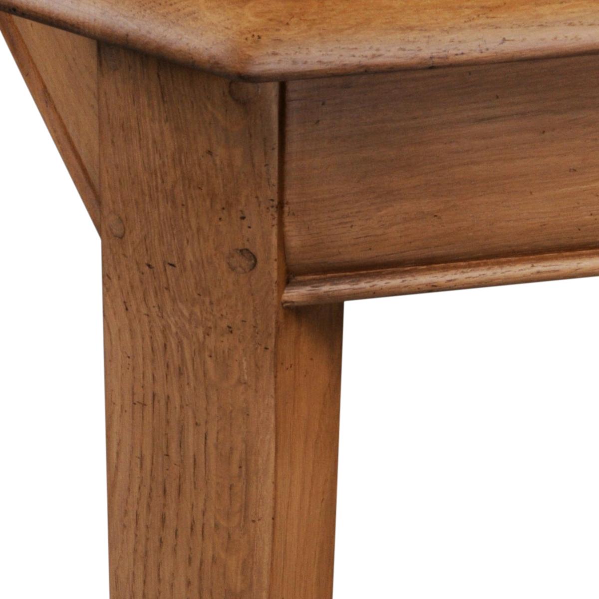 https://a.1stdibscdn.com/french-tradition-extensible-square-dining-table-chestnut-stained-for-sale-picture-8/f_57342/f_313226821668524974425/TRA_5705CCH_Table_carr_e_ch_ne_ch_taigne_d_tail_pi_tement_master.jpeg