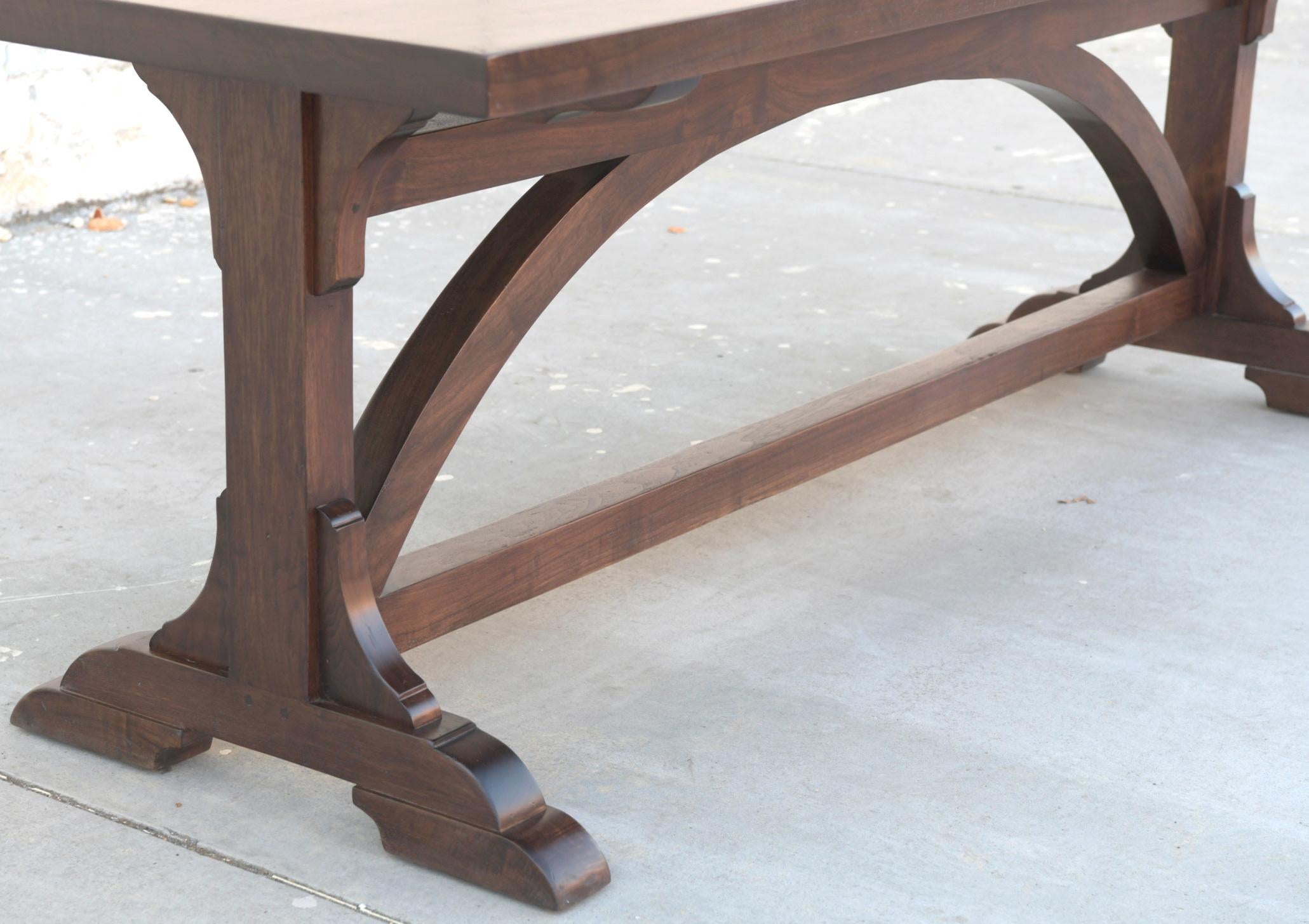 https://a.1stdibscdn.com/custom-walnut-dining-table-for-sale-picture-6/f_8065/1582901701781/TTTED2_4_master.jpg