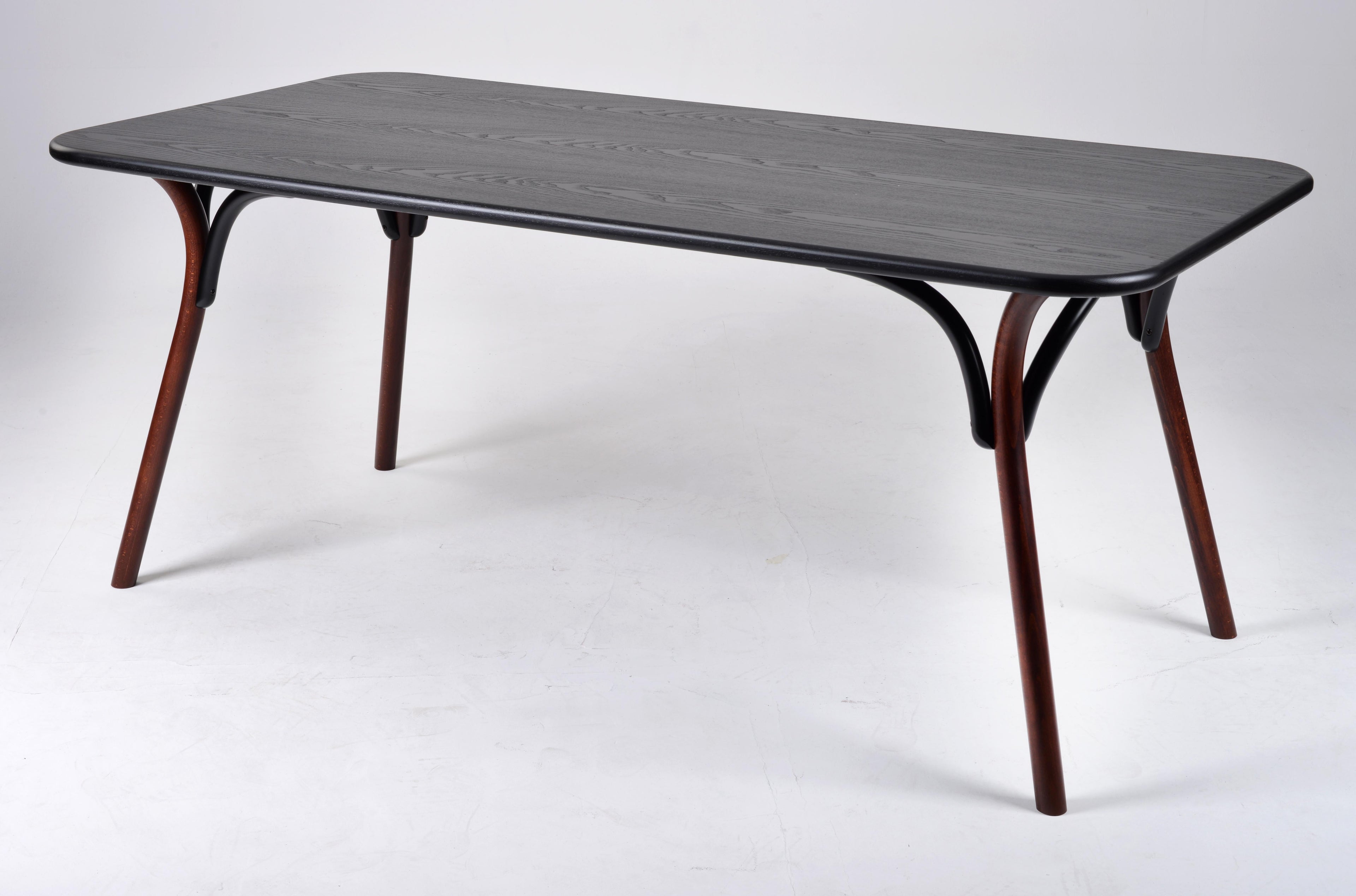 https://a.1stdibscdn.com/gtv-thonet-arch-small-dining-table-with-black-top-and-dark-walnut-base-by-front-for-sale-picture-3/12330573/f_203273421598337954126/TVDT18LGN_master.jpg