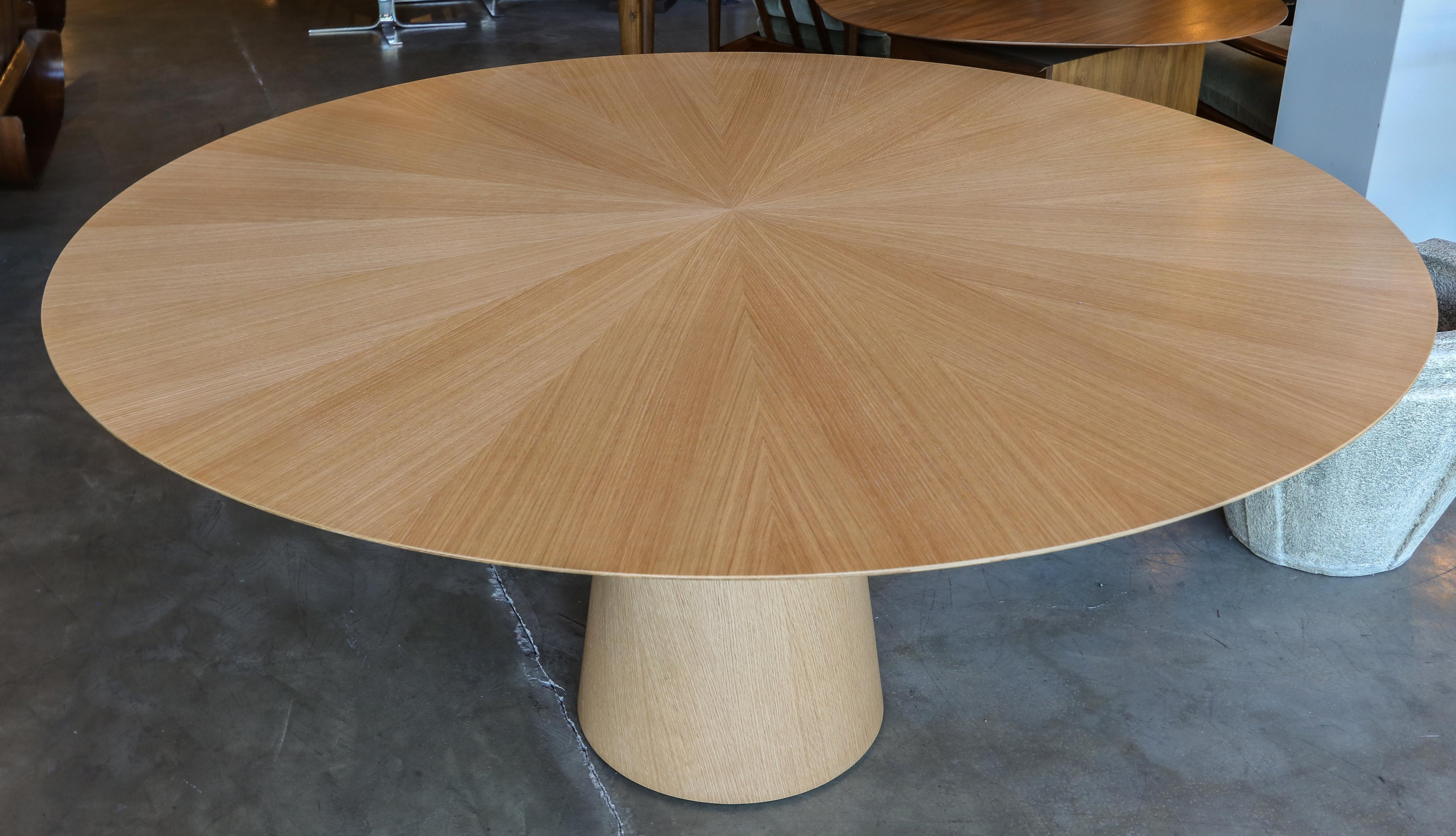 https://a.1stdibscdn.com/custom-mid-century-style-round-oak-dining-table-with-pedestal-base-by-adesso-for-sale-picture-4/f_8175/f_315475321669925765167/T_420_6_master.jpg