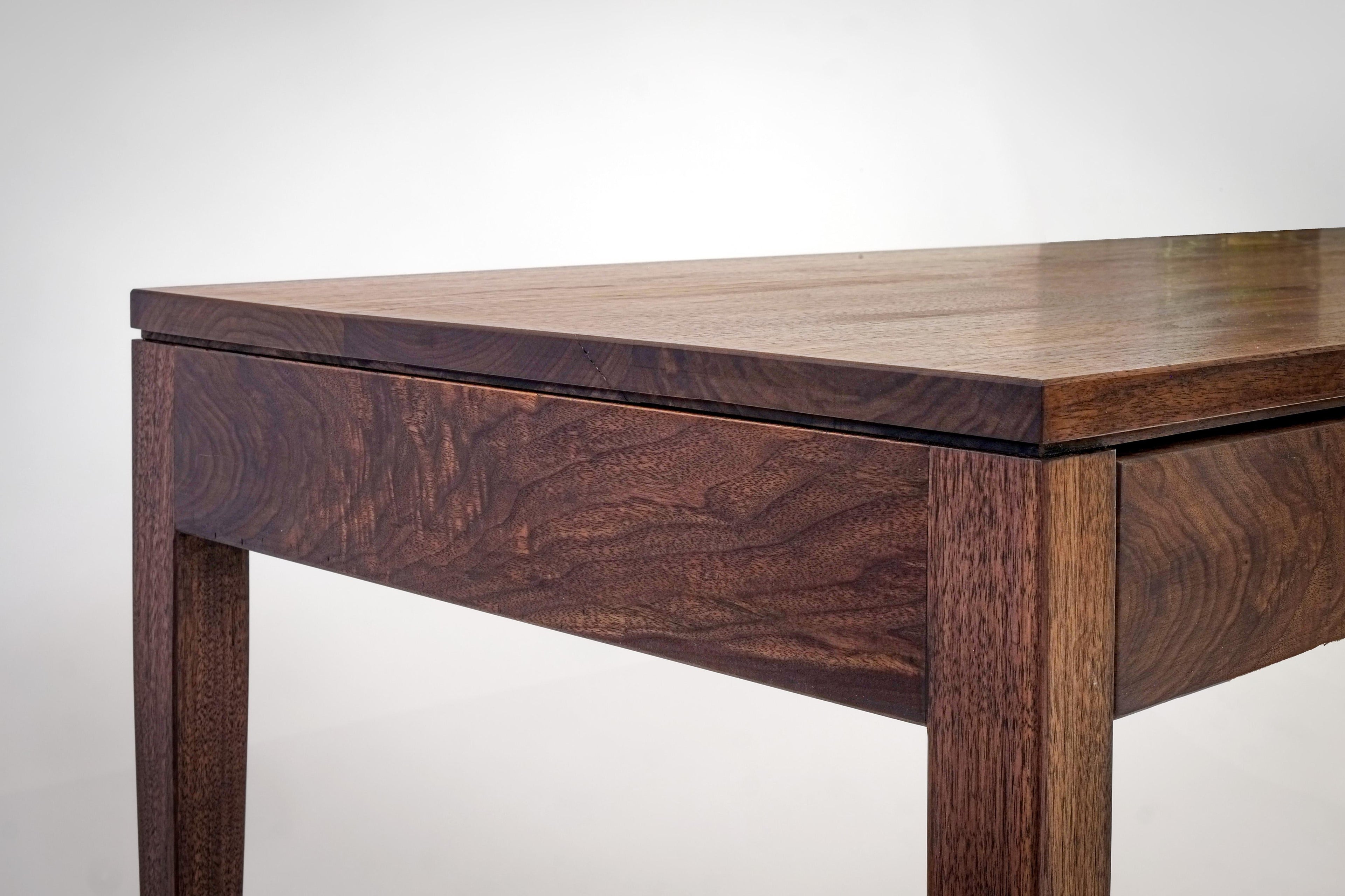https://a.1stdibscdn.com/walnut-console-table-continuous-grain-drawer-fronts-for-sale-picture-4/f_55692/f_390834021711908579694/Table9_master.jpg