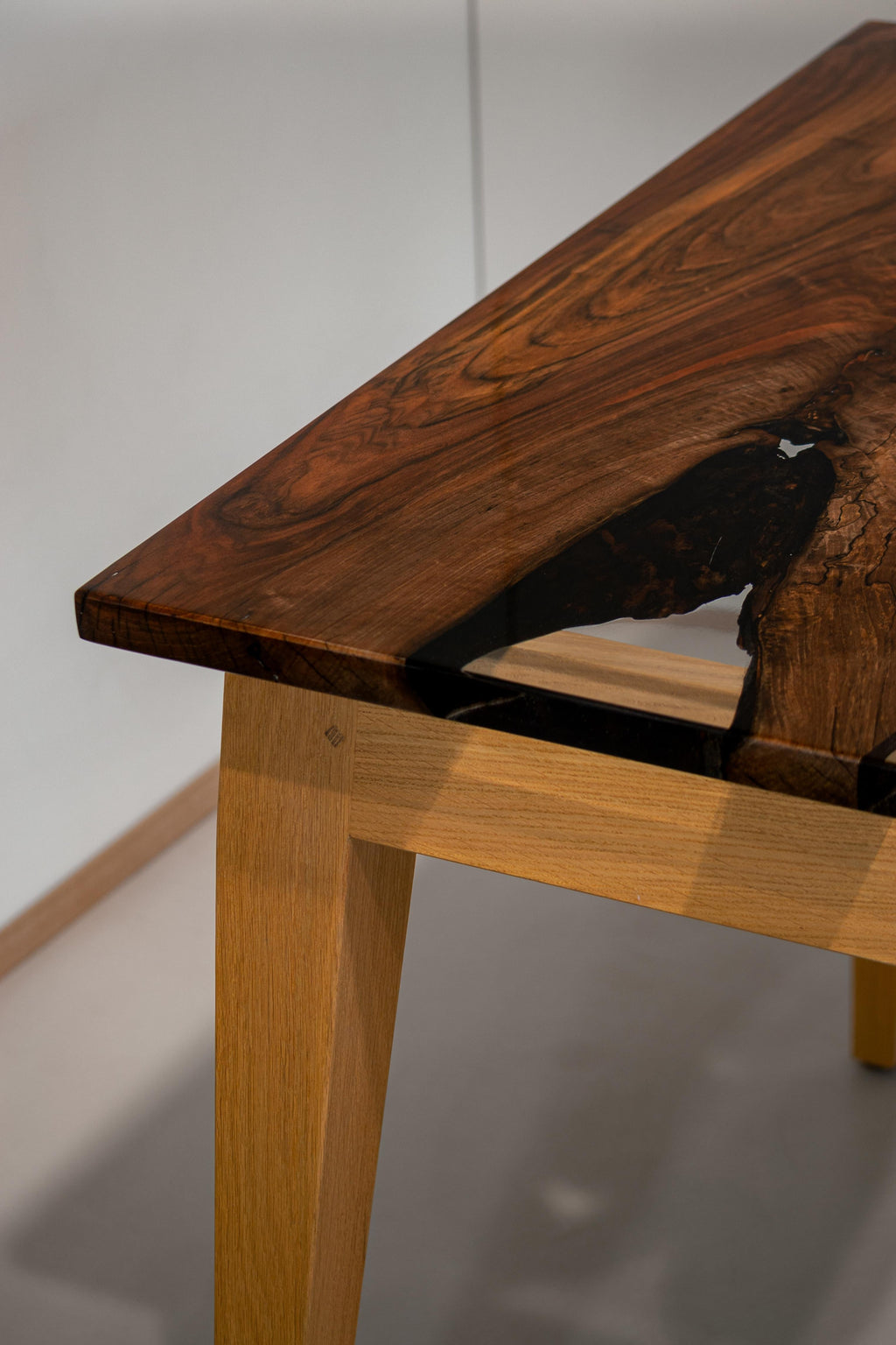 https://a.1stdibscdn.com/sillage-bois-dechire-sculptural-table-by-meubles-thouret-for-sale-picture-4/f_12192/f_490130921772215183514/Table_Ch_ne_Noyer_DSC_0101_master.jpg
