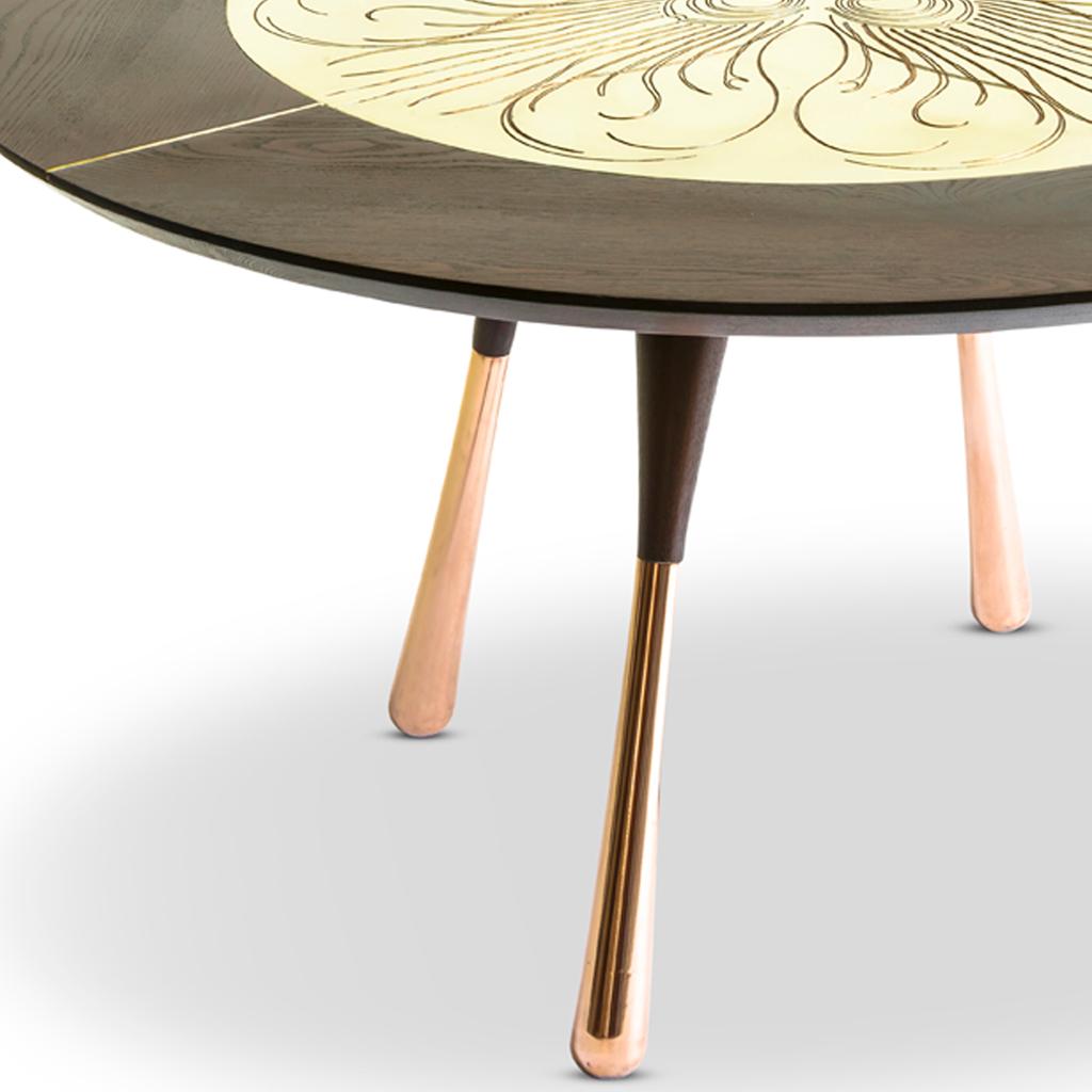 https://a.1stdibscdn.com/little-miss-fat-engraved-brass-copper-and-oak-round-peacock-dining-table-for-sale-picture-2/f_38931/f_122873311539077873827/Table_Dining_Little_Miss_Fat_Round_Peacock_View2_master.jpg