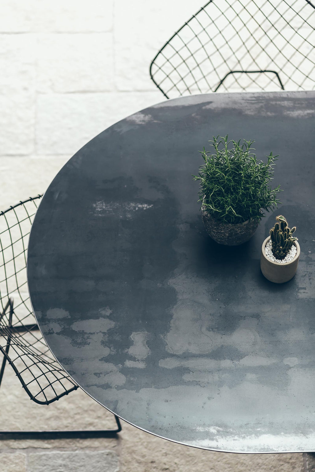 https://a.1stdibscdn.com/oval-rock-dining-table-for-sale-picture-7/f_14282/1562747207640/Table_ovale_Hodeia_7_master.jpg
