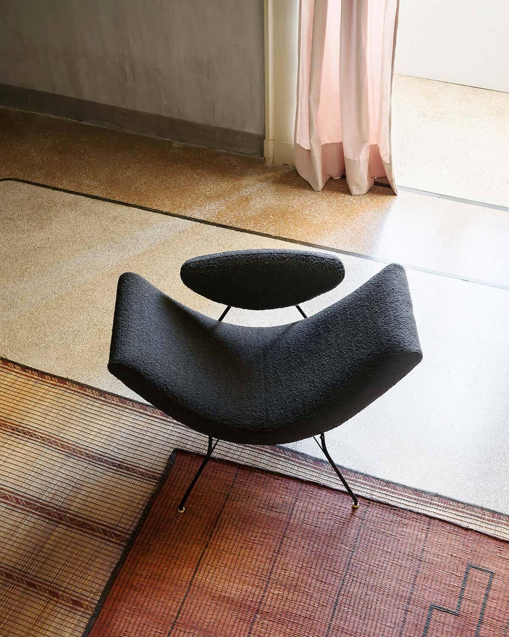 https://a.1stdibscdn.com/armchair-in-fabric-tacchini-reversivel-design-martin-eisler-for-sale-picture-3/f_105752/f_463200821755536902341/Tacchini_HomeCollection_2022_99_master.jpg