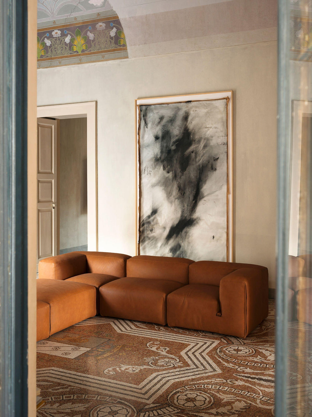 https://a.1stdibscdn.com/le-mura-sofa-in-leather-by-mario-bellini-for-tacchini-w-288-cm-1133-in-for-sale-picture-4/f_105752/f_474529221762718959047/Tacchini_LeMura_PP_02_master.jpg