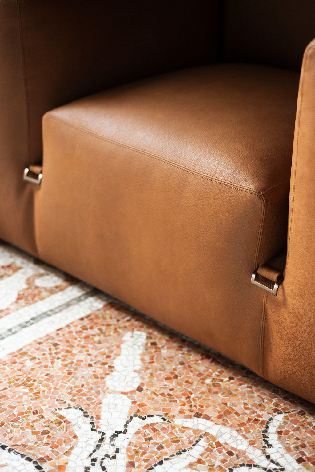 https://a.1stdibscdn.com/le-mura-sofa-in-leather-by-mario-bellini-for-tacchini-w-288-cm-1133-in-for-sale-picture-5/f_105752/f_467451621758472157950/Tacchini_LeMura_PP_03_master.jpg