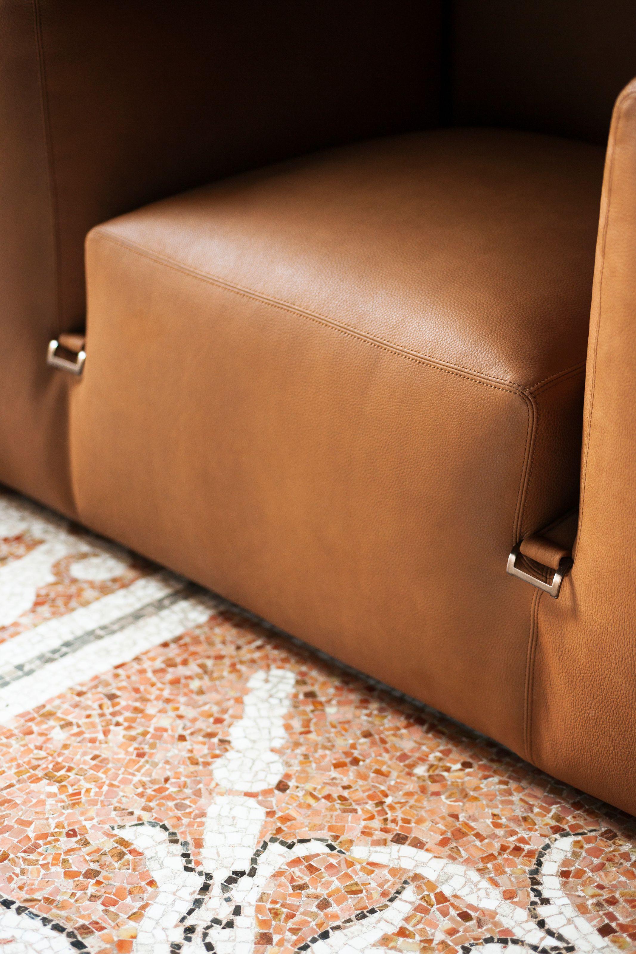 https://a.1stdibscdn.com/le-mura-sofa-in-leather-by-mario-bellini-for-tacchini-for-sale-picture-5/f_105752/f_463488921755718906252/Tacchini_LeMura_PP_03_master.jpg