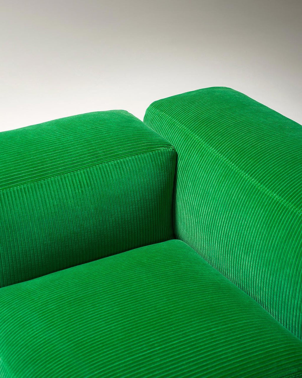 https://a.1stdibscdn.com/tacchini-le-mura-modular-sofa-designed-by-mario-bellini-for-sale-picture-3/f_16392/f_299237921660078746987/Tacchini_Le_Mura_Web_19_master.jpg