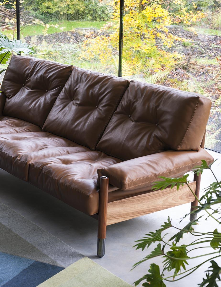 https://a.1stdibscdn.com/tacchini-sella-sofa-designed-by-carlo-de-carli-for-sale-picture-8/f_44652/1607634419570/Tacchini_Sella_Sofa_05_master.jpg