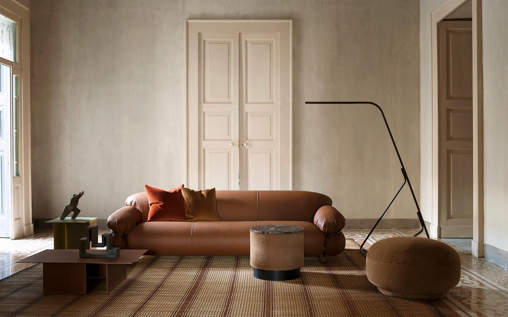 https://a.1stdibscdn.com/sesann-sofa-in-leather-by-gianfranco-frattini-for-tacchini-w-240-cm-9449-in-for-sale-picture-4/f_105752/f_463918721755949144049/Tacchini_SesannLounge_Lifestyle_001_master.jpg