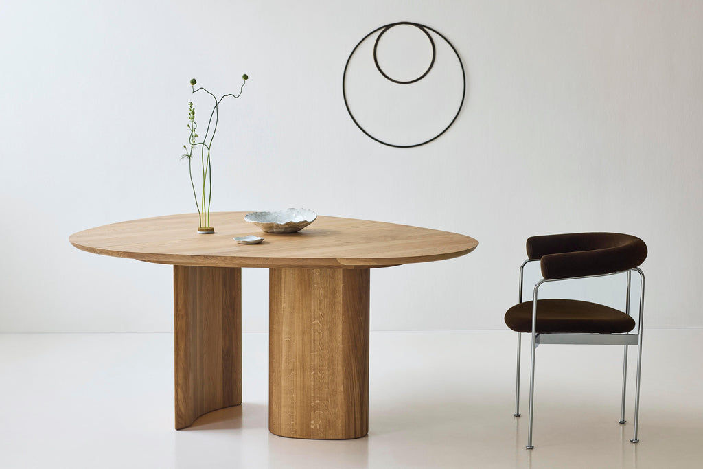 https://a.1stdibscdn.com/contemporary-round-dining-table-tangent-by-anne-boysen-x-dk3-oil-white-oak-for-sale-picture-7/f_31233/f_456073921750862297634/Tangent_Table_oak_oil_Baia_Chair_Alpaca1110_Chrome_1_low_master.jpg