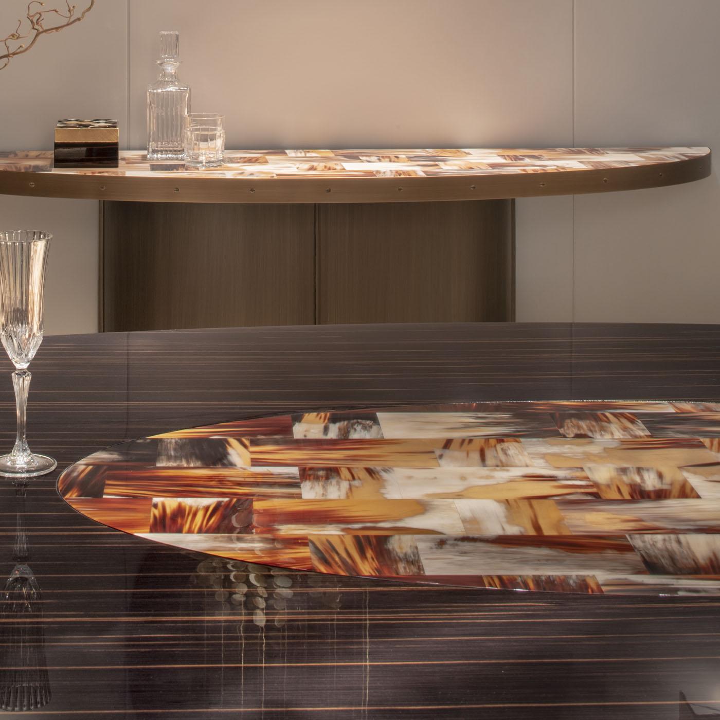 https://a.1stdibscdn.com/nettuno-dining-table-in-glossy-ebony-horn-satin-brass-by-arcahorn-for-sale-picture-3/f_12192/f_492937121773938718859/Tavoli_e_consolle_Nettuno_tavolo_da_pranzo_in_ebano_glossy_ambientata_Arcahorn_master.jpg