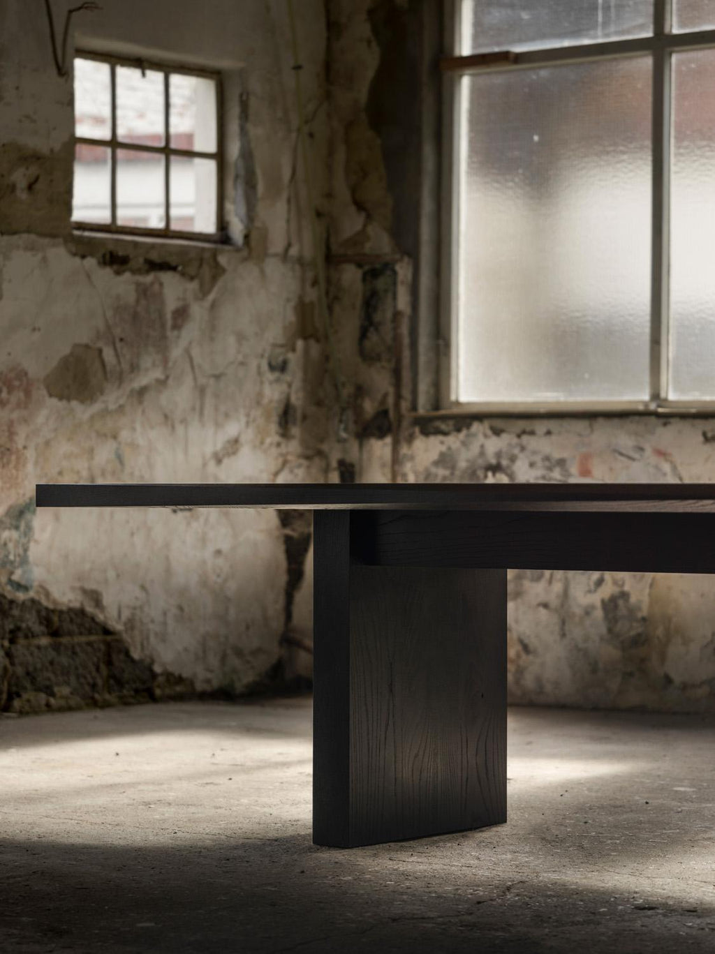 https://a.1stdibscdn.com/contemporary-solid-ash-black-hera-dining-table-big-by-tim-vranken-for-sale-picture-5/f_70152/f_383309921707468300236/Tim_Vranken_Arjaan_De_Feyter_HERA_table_Black_American_ash_Pic_Cedric_Verhelst_8__master.jpg