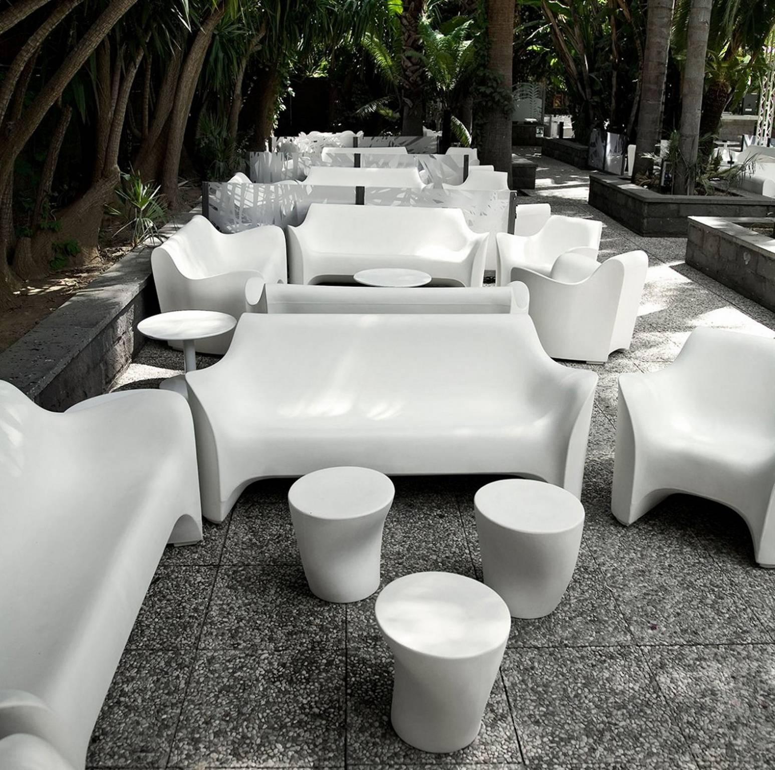 https://a.1stdibscdn.com/archivesE/upload/f_16392/1506012691325/Tokyo_Pop_White_Sofa_Driade_Tokujin_Yoshioka_Polyethylene_Monobloc_33_master.jpg