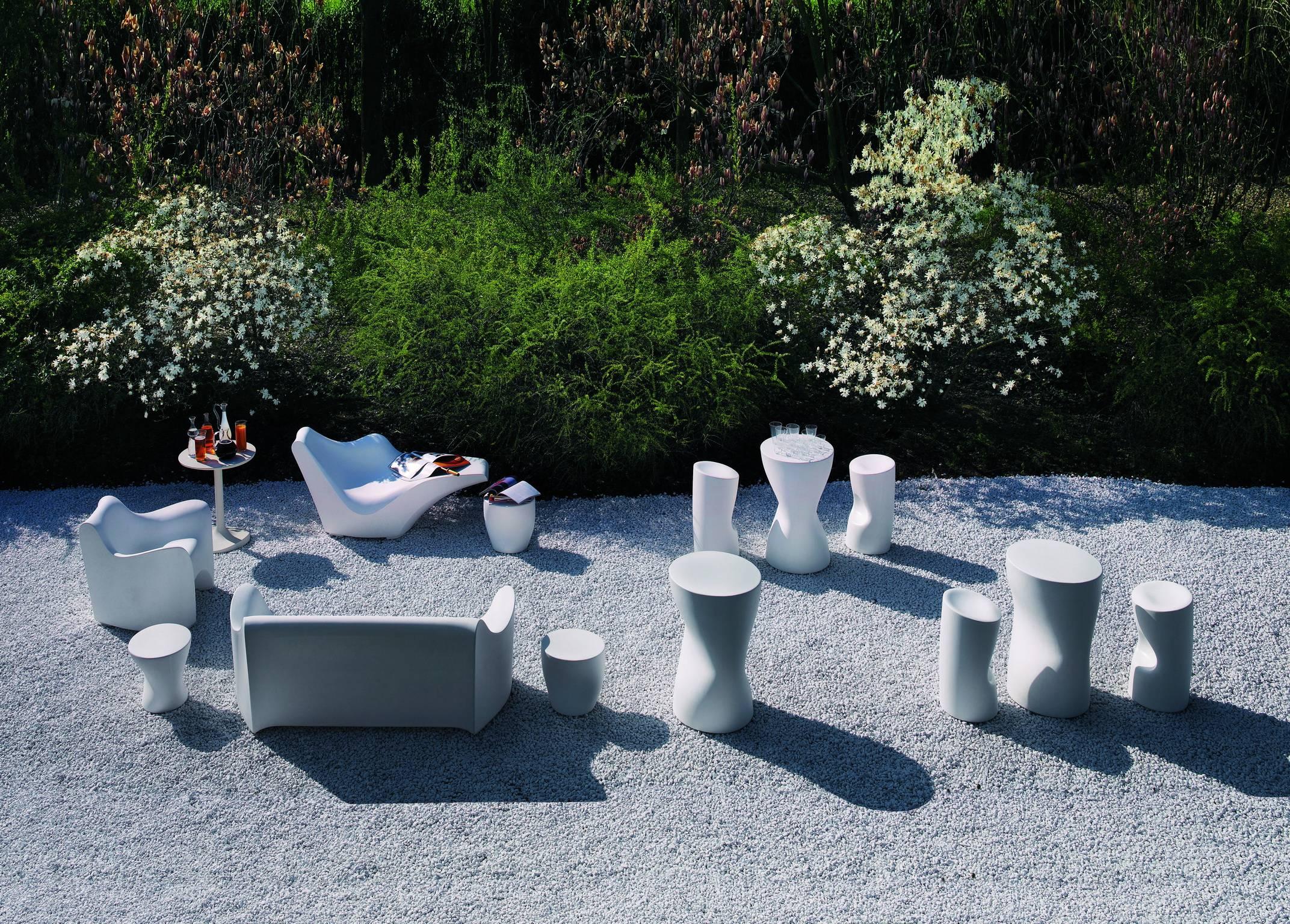 https://a.1stdibscdn.com/archivesE/upload/f_16392/1506012745326/Tokyo_Pop_White_Sofa_Driade_Tokujin_Yoshioka_Polyethylene_Monobloc_42_master.jpg