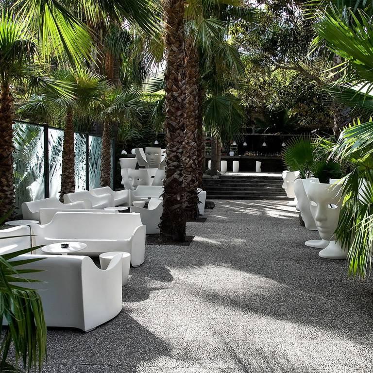 https://a.1stdibscdn.com/archivesE/upload/f_16392/1506012698947/Tokyo_Pop_White_Sofa_Driade_Tokujin_Yoshioka_Polyethylene_Monobloc_66_master.jpg