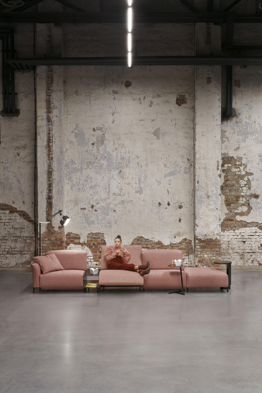 https://a.1stdibscdn.com/bizzarto-zen-modular-sofa-with-oak-wood-coffee-table-for-sale-picture-8/f_104642/f_454094221749643782786/_Tom_Kurek_TS402723_50_1_v4_master.jpg