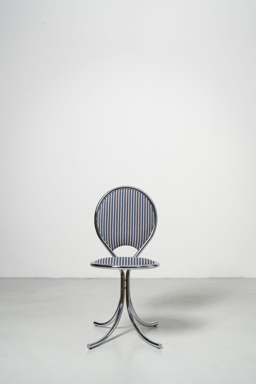 https://a.1stdibscdn.com/ph-steel-chair-steel-tube-frame-in-chrome-with-wool-fabric-seat-in-blue-for-sale-picture-2/f_54552/f_479325421765358307525/ToneArt_05211_master.jpg