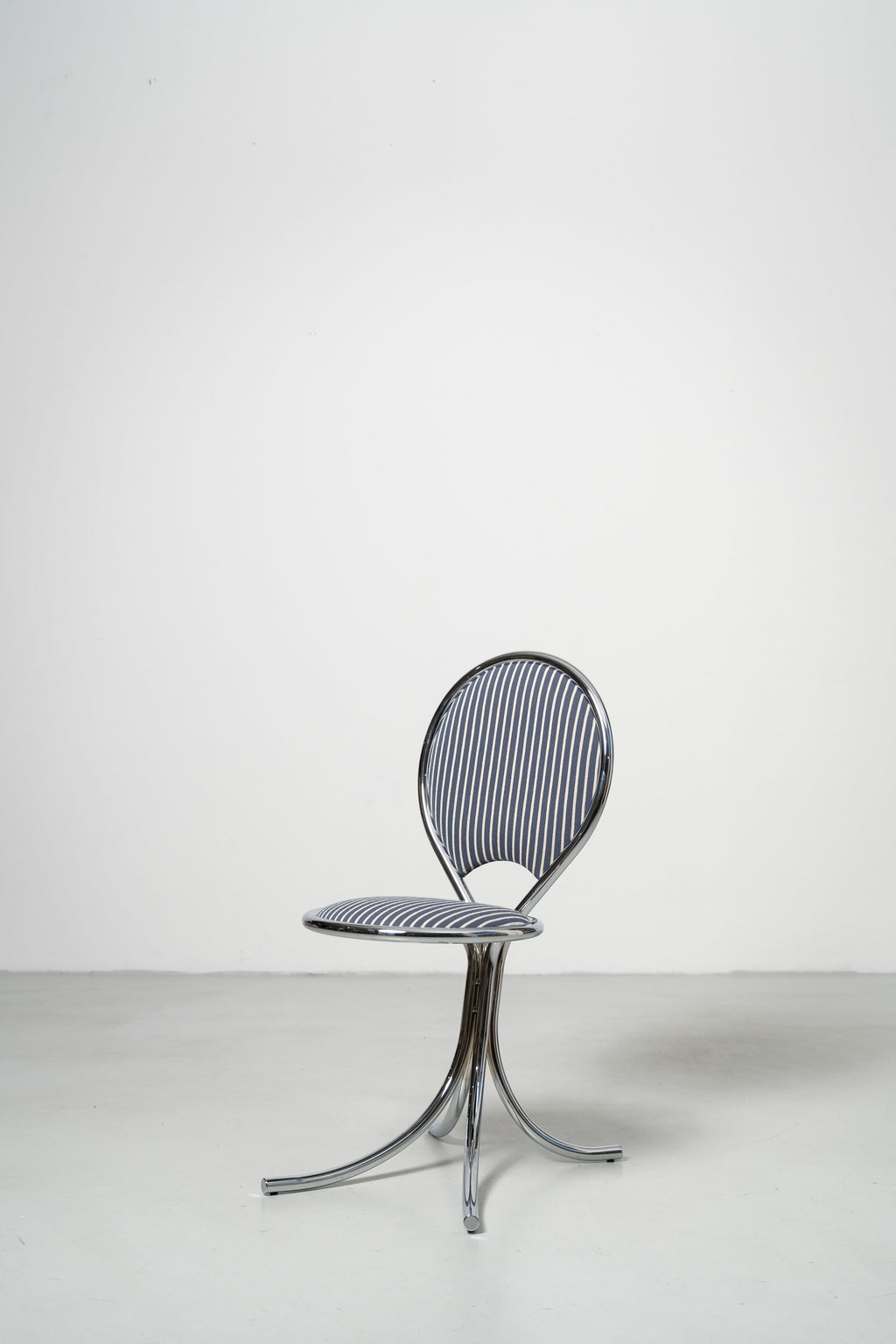 https://a.1stdibscdn.com/ph-steel-chair-steel-tube-frame-in-chrome-with-wool-fabric-seat-in-blue-for-sale-picture-3/f_54552/f_479325421765358307536/ToneArt_05212_master.jpg