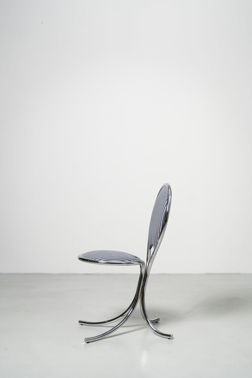 https://a.1stdibscdn.com/ph-steel-chair-steel-tube-frame-in-chrome-with-wool-fabric-seat-in-blue-for-sale-picture-4/f_54552/f_479325421765358308200/ToneArt_05213_master.jpg