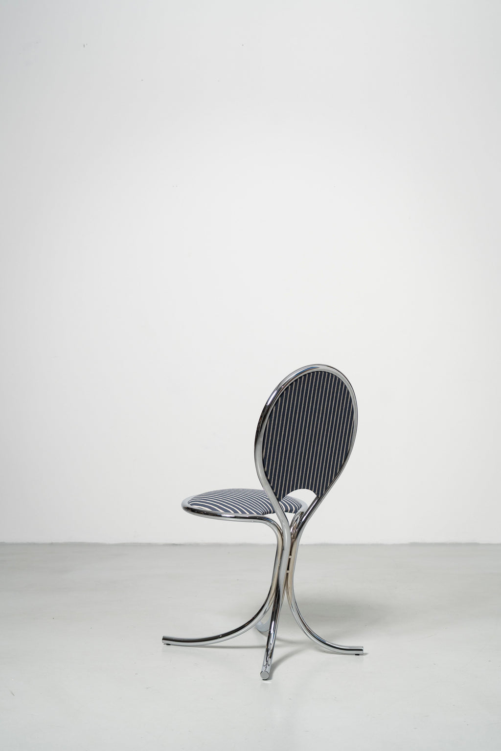 https://a.1stdibscdn.com/ph-steel-chair-steel-tube-frame-in-chrome-with-wool-fabric-seat-in-blue-for-sale-picture-5/f_54552/f_479325421765358307519/ToneArt_05214_master.jpg