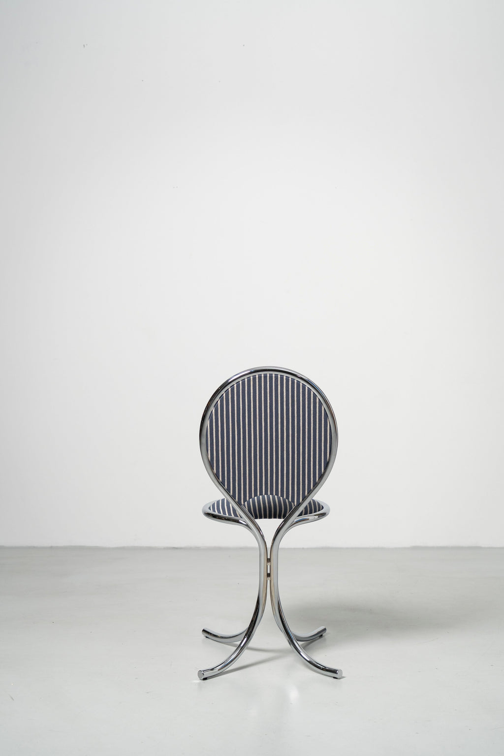 https://a.1stdibscdn.com/ph-steel-chair-steel-tube-frame-in-chrome-with-wool-fabric-seat-in-blue-for-sale-picture-6/f_54552/f_479325421765358307556/ToneArt_05216_master.jpg