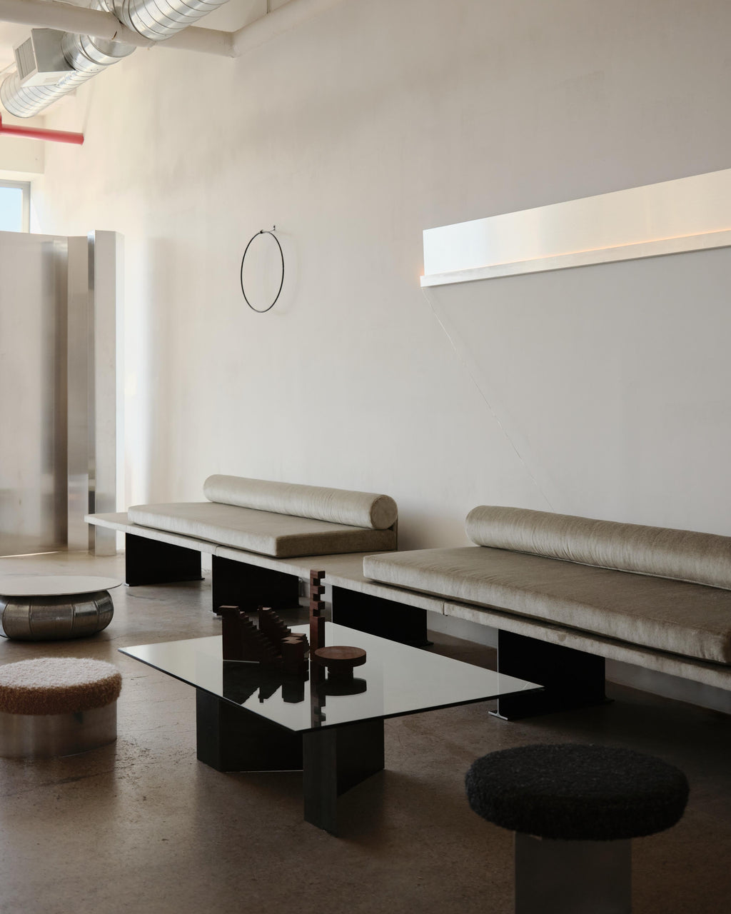 https://a.1stdibscdn.com/trave-sofa-on-i-beam-legs-for-sale-picture-10/f_99002/f_404020621719697869940/UBR_SOFA0050_master.jpg