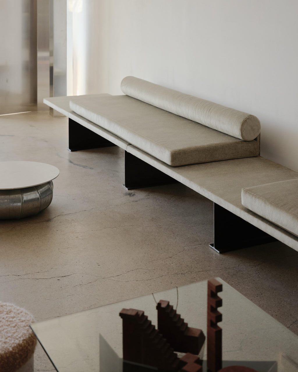 https://a.1stdibscdn.com/trave-sofa-on-i-beam-legs-for-sale-picture-11/f_99002/f_404020621719697870271/UBR_SOFA0052_master.jpg