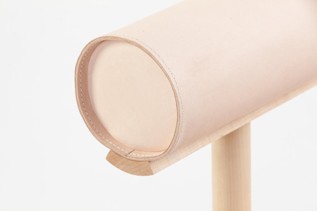 https://a.1stdibscdn.com/una-dining-chair-in-natural-maple-with-leather-back-by-estudio-persona-for-sale-picture-3/f_23783/f_64460931731025698225/UNA_MAPLE_DETAIL_BACK_1__master.jpg