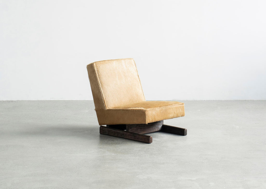 https://a.1stdibscdn.com/ut-01-cowhide-and-walnut-sofa-by-sing-chan-for-sale-picture-2/f_12192/f_472373721761590288474/UT_001_CF002_3000_by_SINGCHAN_DESIGN_master.jpg