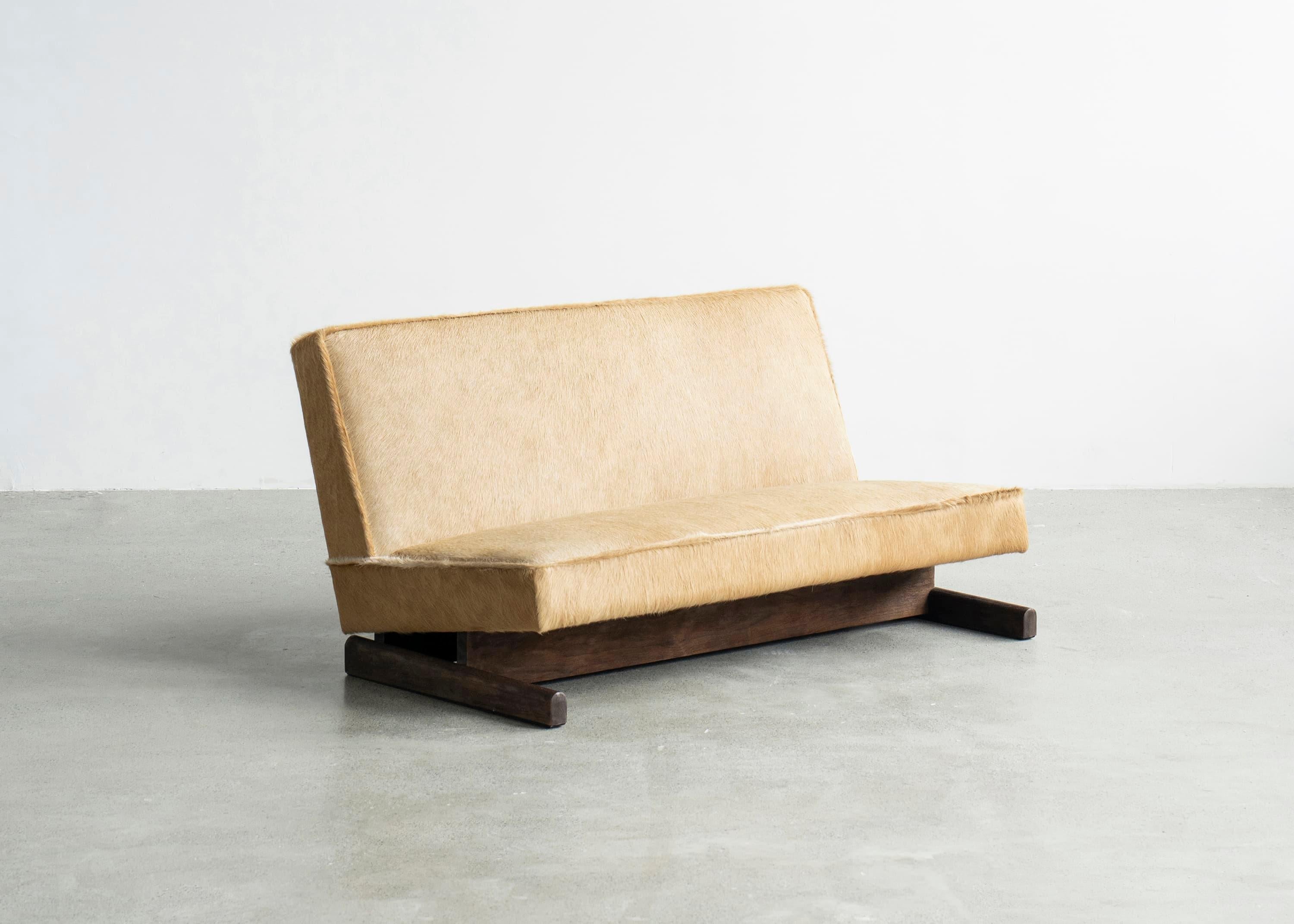 https://a.1stdibscdn.com/ut-02-cowhide-and-walnut-sofa-by-sing-chan-for-sale-picture-2/f_12192/f_472374021761590416814/UT_002_CF002_3000_by_SINGCHAN_DESIGN_master.jpg
