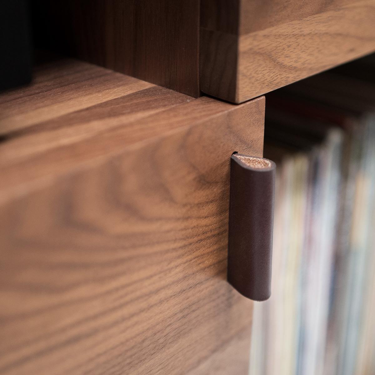 https://a.1stdibscdn.com/38-unison-for-sonos-vinyl-record-storage-stand-in-natural-walnut-for-sale-picture-7/f_27523/f_181405921582909445533/UnisonLeatherPullDetail_master.jpg