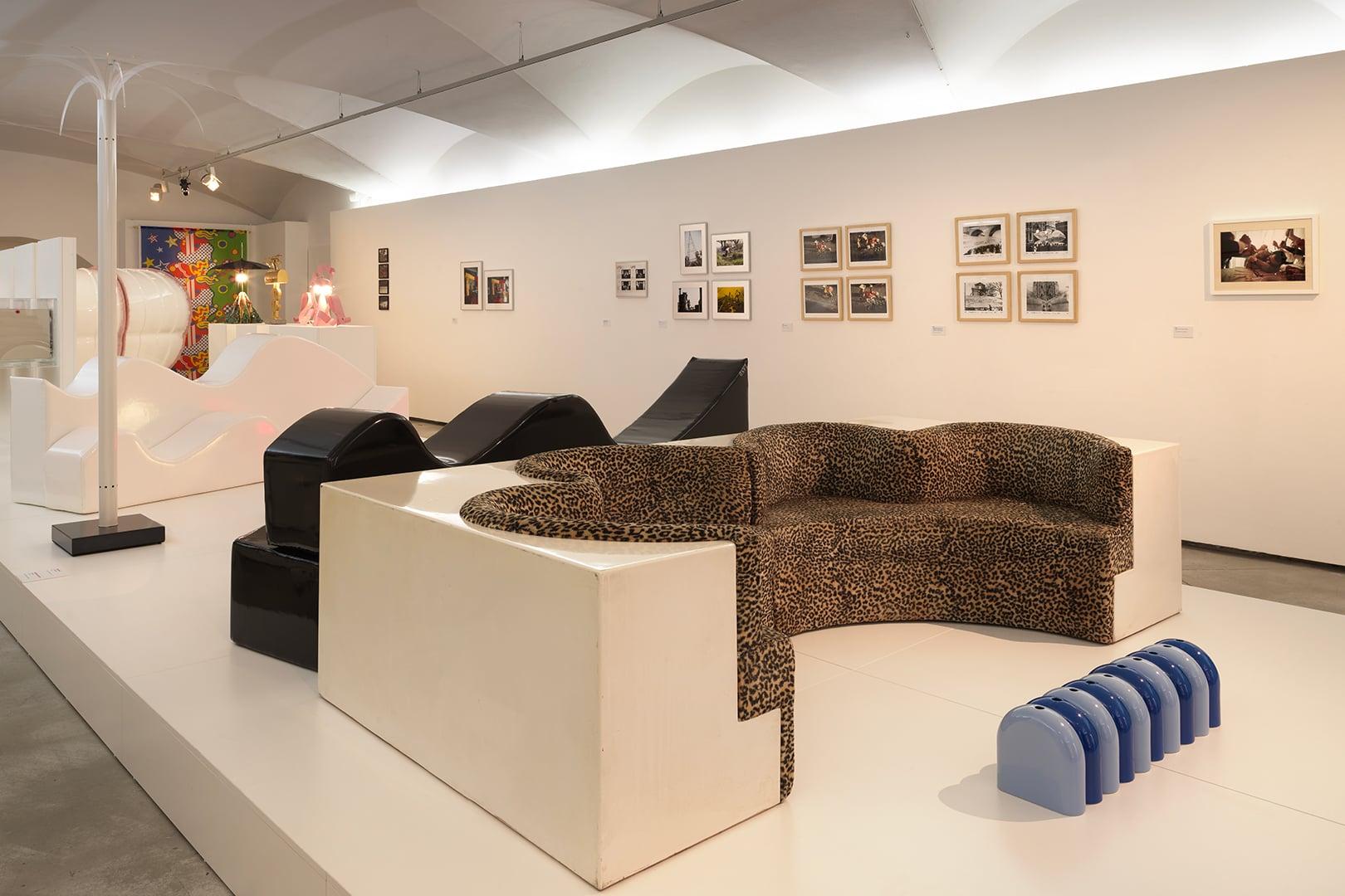 https://a.1stdibscdn.com/poltronova-safari-sofa-by-archizoom-associati-for-sale-picture-2/f_16392/f_413175121725379024216/Utopie_Radicali_Palazzo_Strozzi_Firenze_2_master.jpg