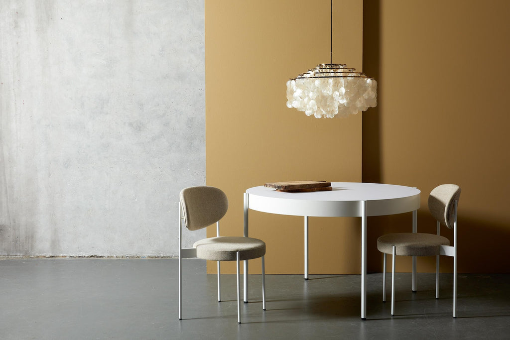 https://a.1stdibscdn.com/series-430-small-round-dining-table-in-white-by-verner-panton-for-sale-picture-4/12330573/f_144077611555482493660/VERPAN_SERIES430_FUN10DM_SETTING_WHITE_WIDE_300DPI_master.jpg
