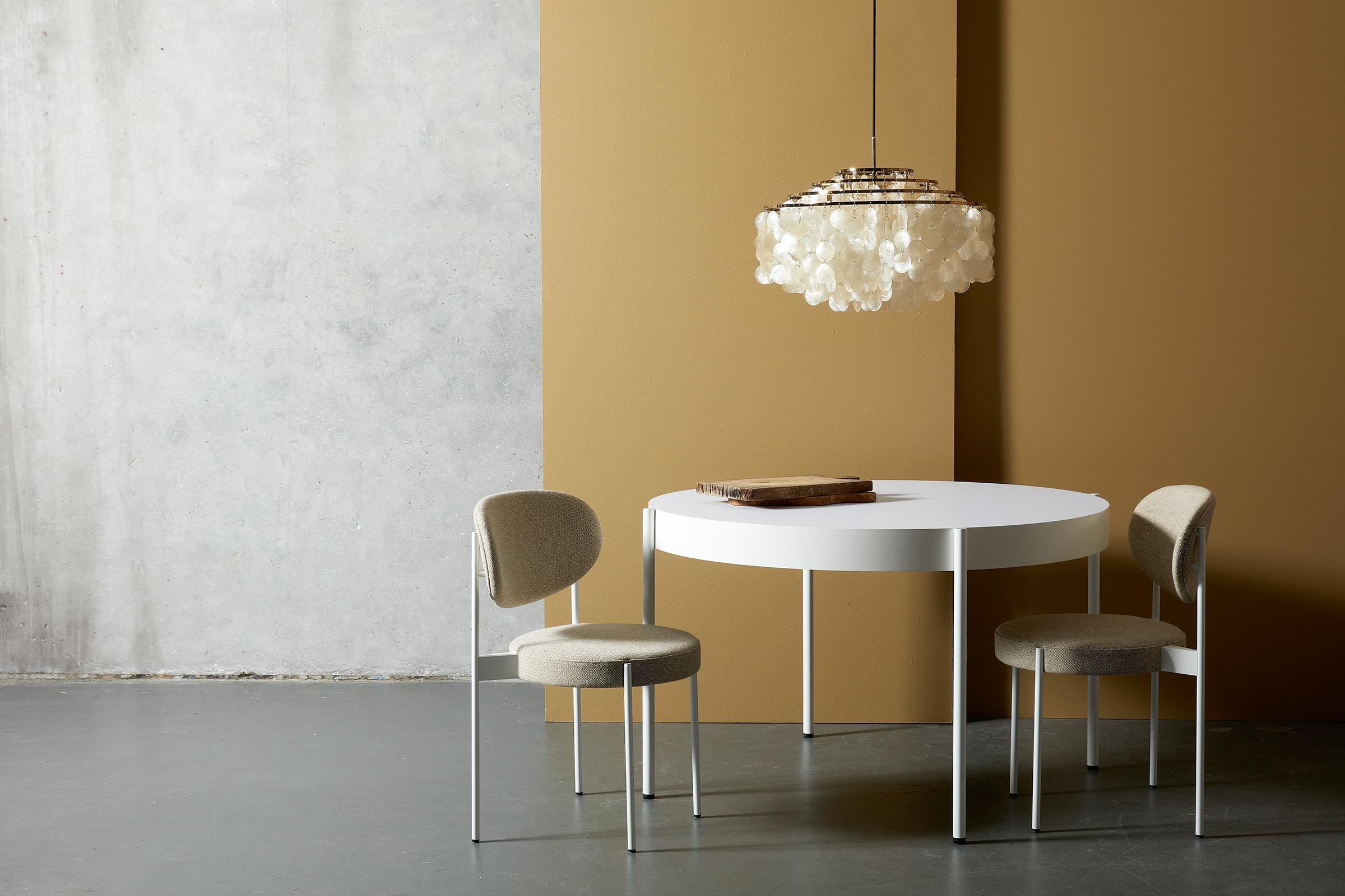 https://a.1stdibscdn.com/series-430-small-round-dining-table-in-white-by-verner-panton-for-sale-picture-4/12330573/f_144077611555482493660/VERPAN_SERIES430_FUN10DM_SETTING_WHITE_WIDE_300DPI_master.jpg