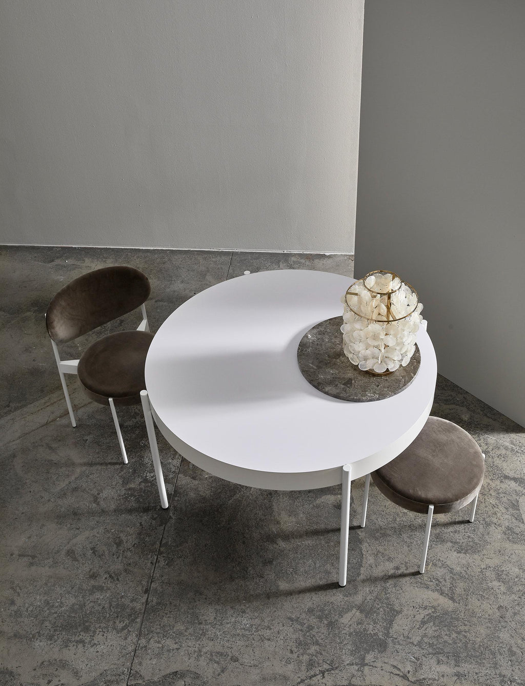 https://a.1stdibscdn.com/series-430-small-round-dining-table-in-white-by-verner-panton-for-sale-picture-3/12330573/f_144077611555482488366/VERPAN_SERIES430_FUN2DM_SETTING_WHITE_TALL_300DPI_master.jpg