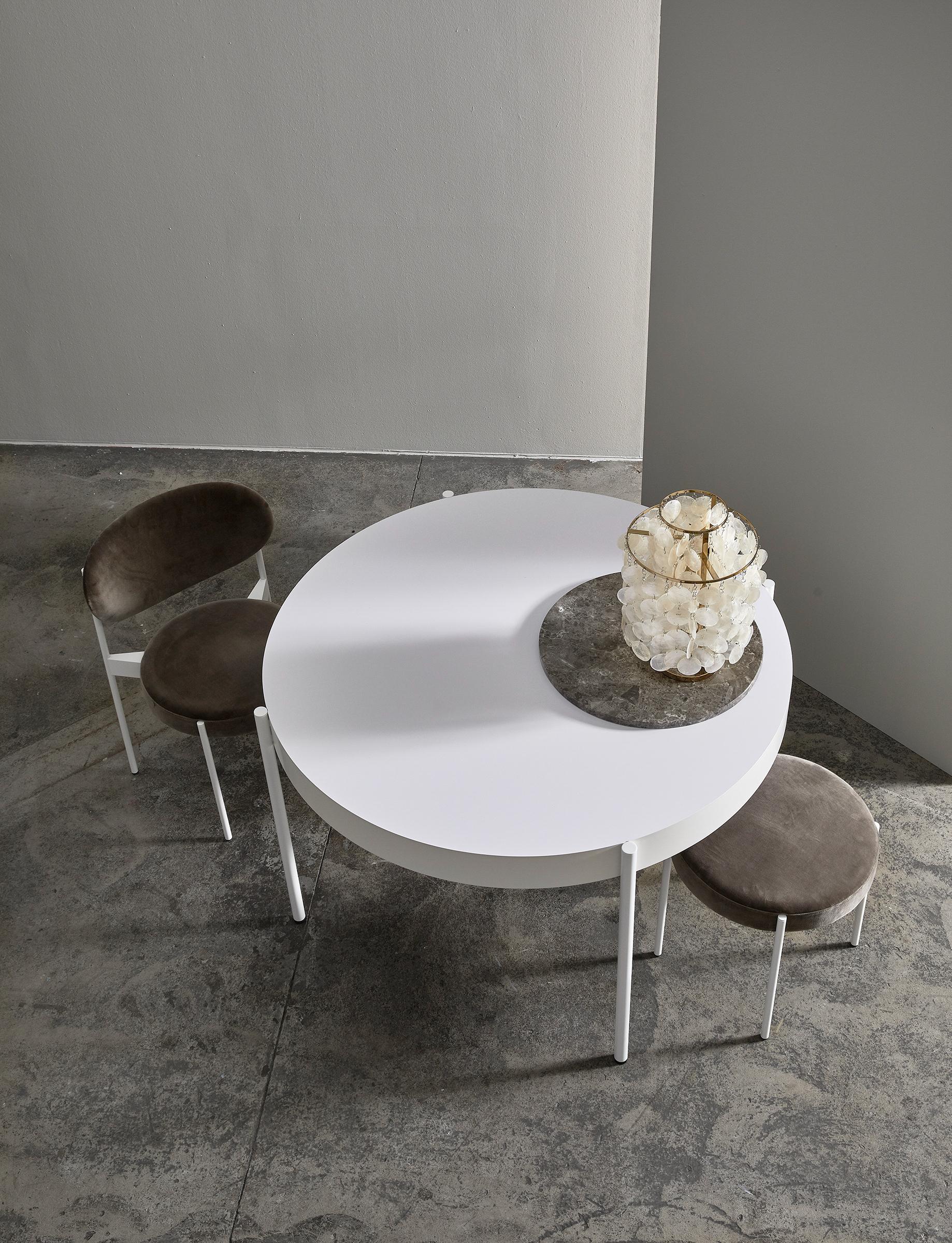 https://a.1stdibscdn.com/series-430-small-round-dining-table-in-white-by-verner-panton-for-sale-picture-3/12330573/f_144077611555482488366/VERPAN_SERIES430_FUN2DM_SETTING_WHITE_TALL_300DPI_master.jpg