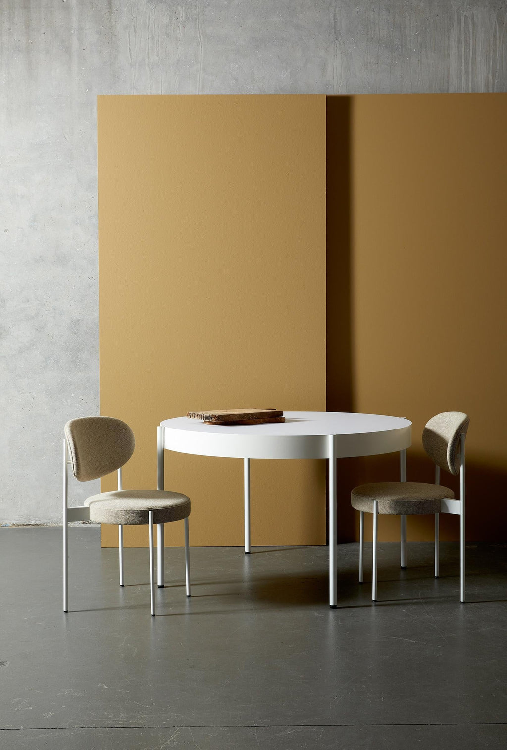 https://a.1stdibscdn.com/series-430-small-round-dining-table-in-white-by-verner-panton-for-sale-picture-2/12330573/f_144077611555482483998/VERPAN_SERIES430_SETTING_WHITE_TALL_300DPI_master.jpg