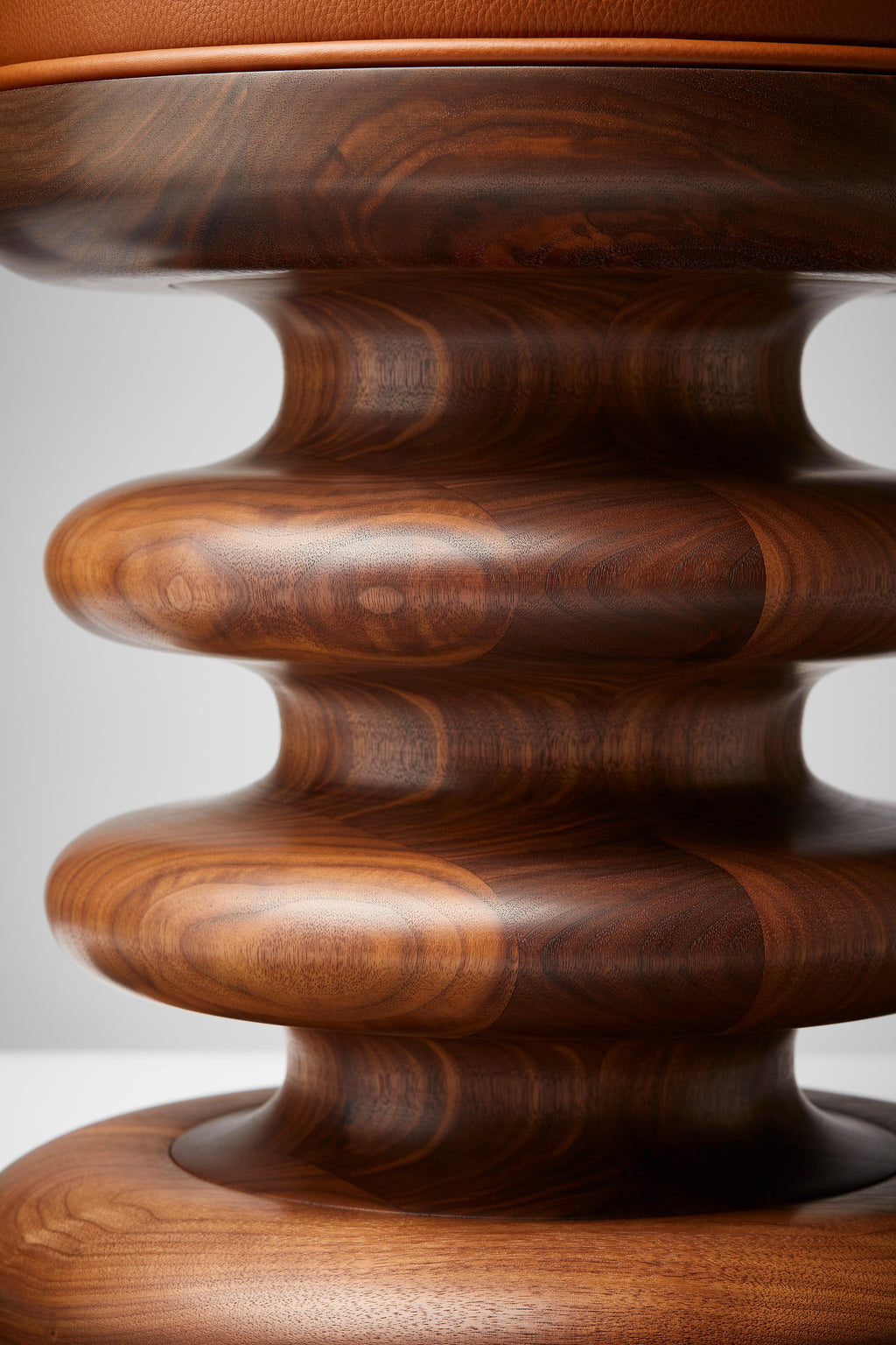 https://a.1stdibscdn.com/contemporary-vertere-midi-stool-in-oiled-walnut-with-chestnut-leather-seat-pad-for-sale-picture-3/f_27813/f_437100021739987280885/Vertere_stool9495_FIN_master.jpg