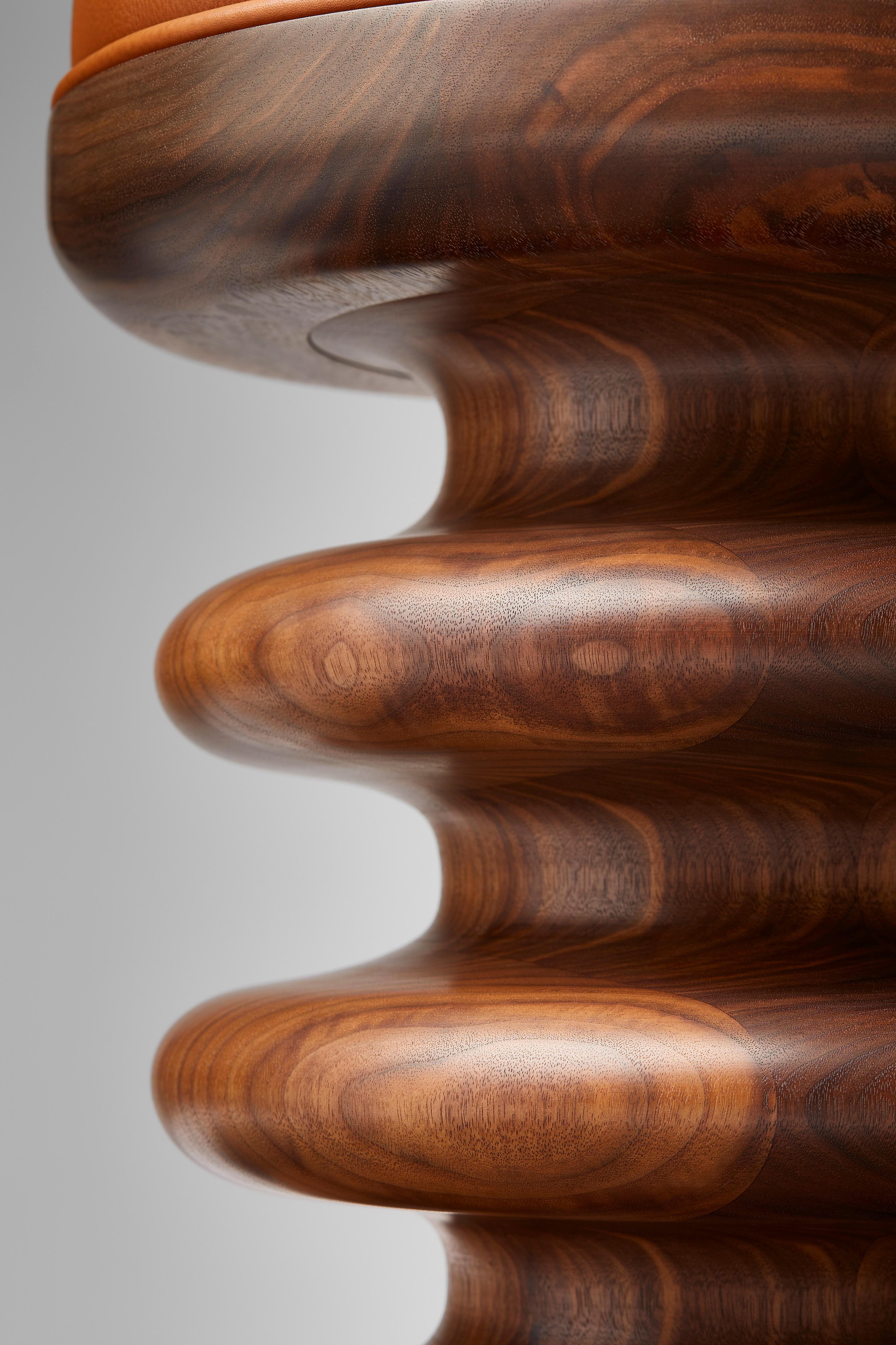 https://a.1stdibscdn.com/contemporary-vertere-midi-stool-in-oiled-walnut-with-chestnut-leather-seat-pad-for-sale-picture-4/f_27813/f_437100021739987307687/Vertere_stool9501_FIN_master.jpg