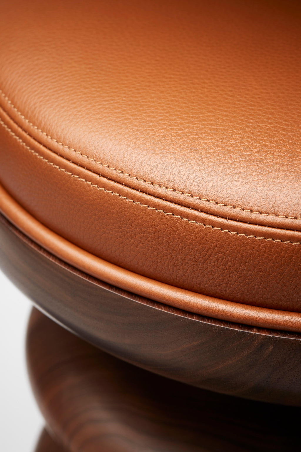 https://a.1stdibscdn.com/contemporary-vertere-midi-stool-in-oiled-walnut-with-chestnut-leather-seat-pad-for-sale-picture-5/f_27813/f_437100021739987369302/Vertere_stool9521_v2_FIN_master.jpg