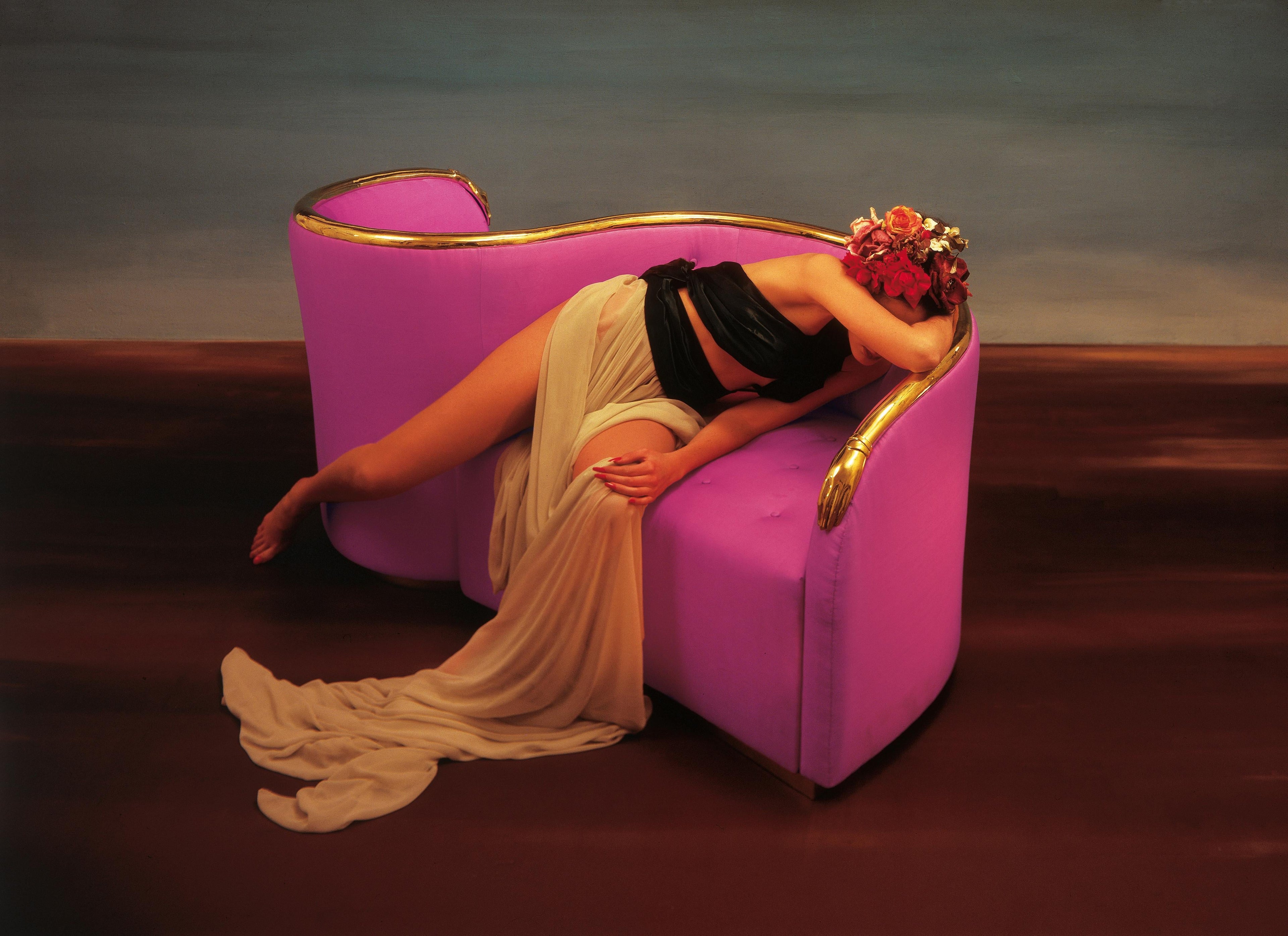 https://a.1stdibscdn.com/salvador-dali-limited-edition-black-sofa-vis-a-vis-de-gala-for-sale-picture-8/f_12192/f_319641821672273383339/Vis_a_vis_de_Gala_1_correct_master.jpg