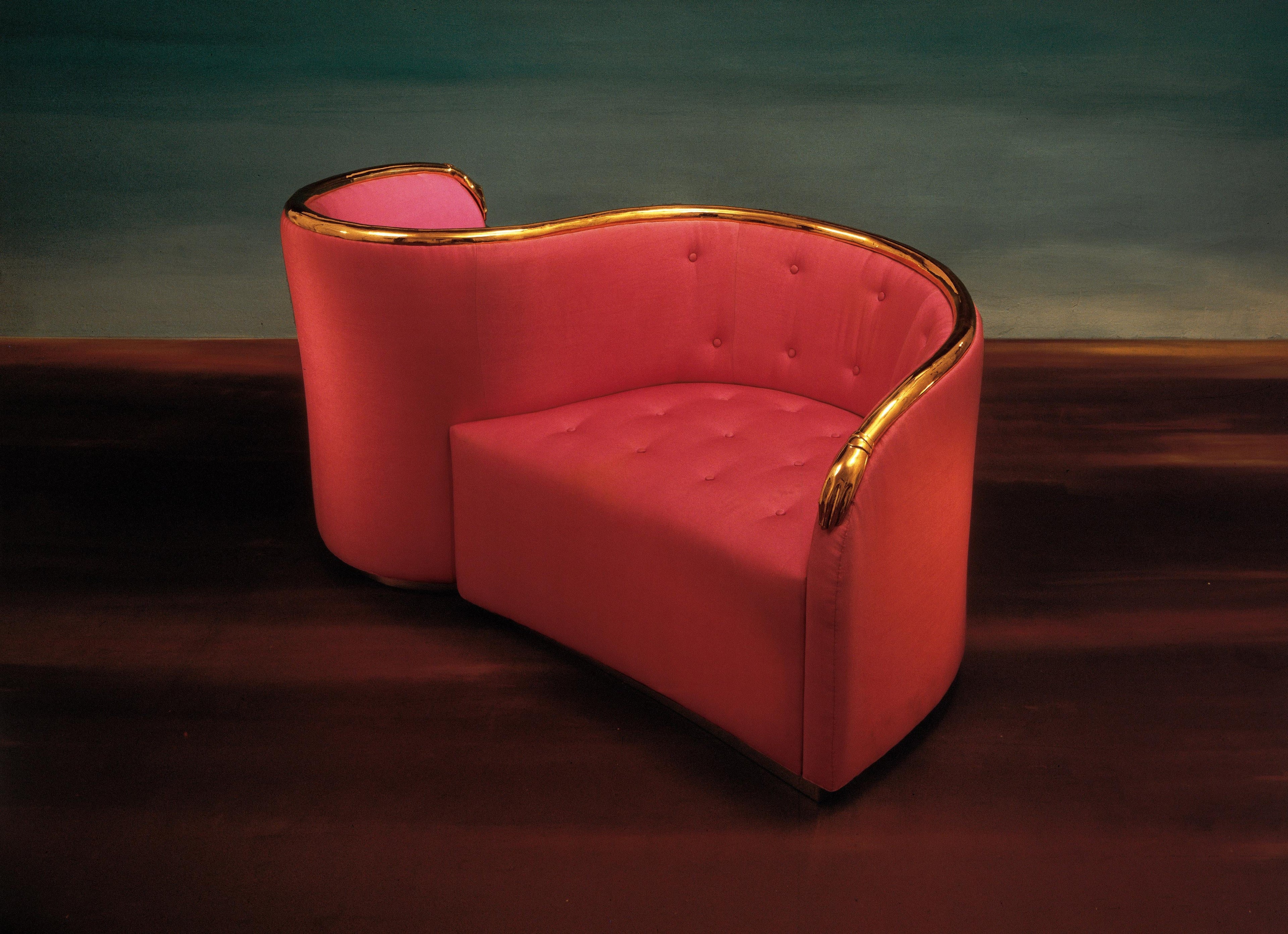 https://a.1stdibscdn.com/salvador-dali-limited-edition-black-sofa-vis-a-vis-de-gala-for-sale-picture-7/f_12192/f_319641821672273382412/Vis_a_vis_de_Gala_2_master.jpg