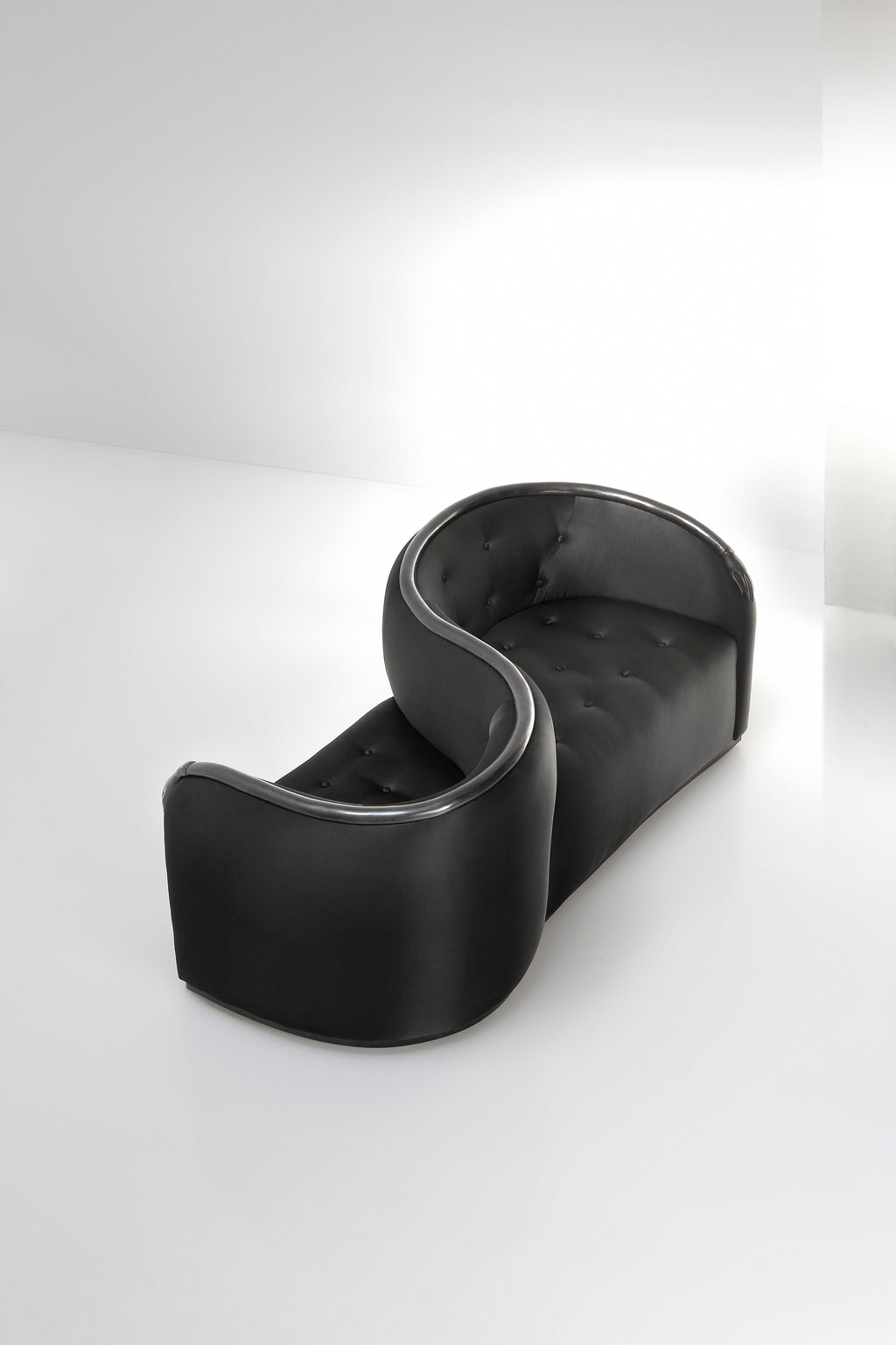 https://a.1stdibscdn.com/salvador-dali-sofa-vis-a-vis-de-gala-for-sale-picture-7/f_12192/f_319641921672273395087/Vis_vis_Dal_de_Gala_master.jpg