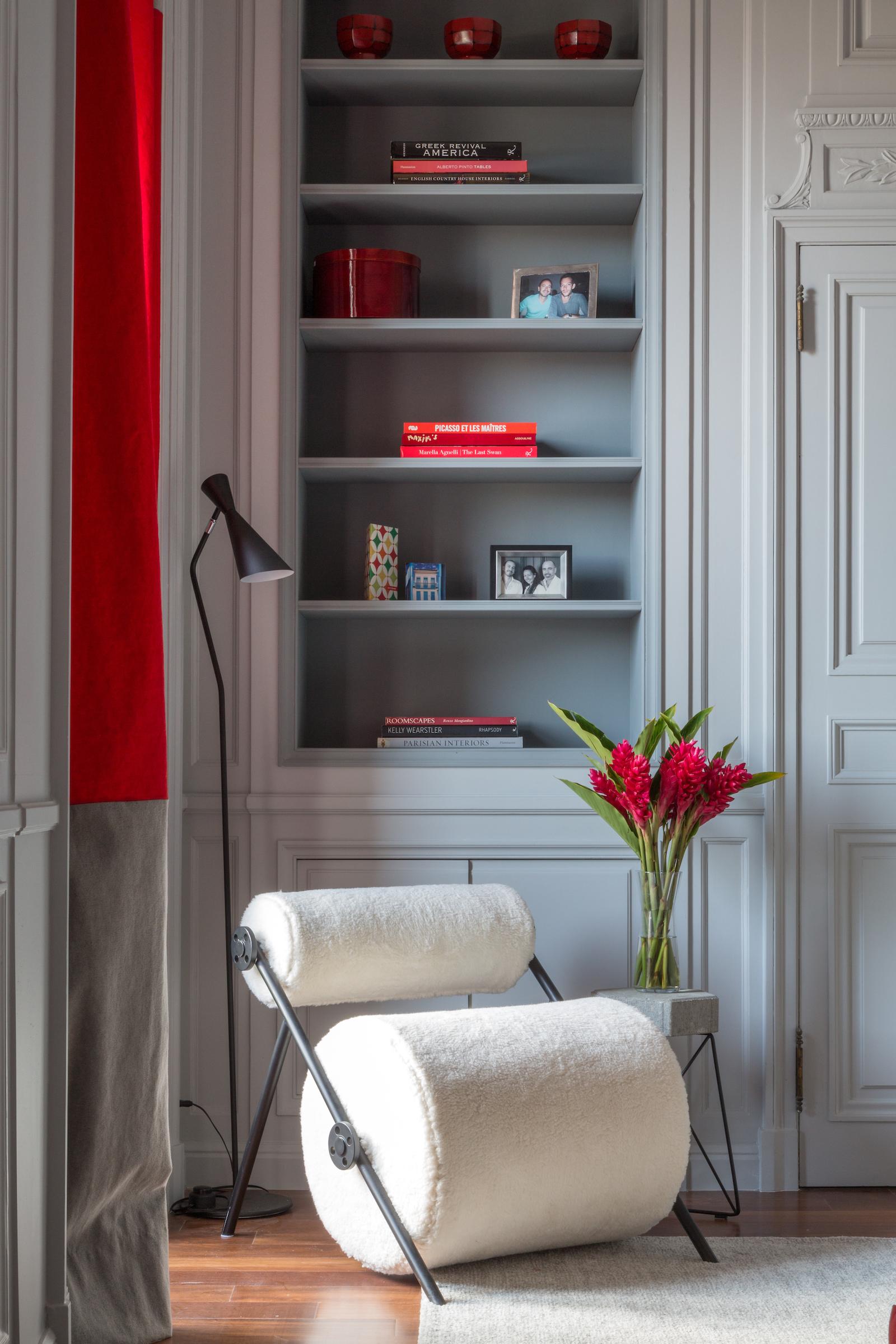 https://a.1stdibscdn.com/fur-armchair-in-brazilian-contemporary-style-for-sale-picture-7/f_31871/f_91015511657709205953/WHITE_SHEEP_2_master.jpg